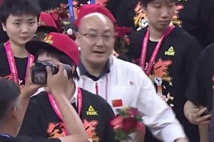 四川女籃奪冠慶祝時(shí) 這個(gè)把韓旭拍“生氣”的工作人員是誰？