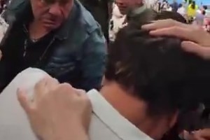 巴薩球員泄憤踢球，皇馬球迷無辜被打中
